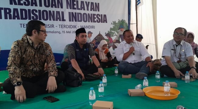 Kesatuan Nelayan Tradisional Indonesia (KNTI) memperingati hari ulang tahunnya yang ke-16 dengan mengelar acara di halaman Kantor Sekretariat KNTI, Desa Ketapang, Kecamatan Ulujami, Kabupaten Pemalang, pada Kamis 15 Mei 2025