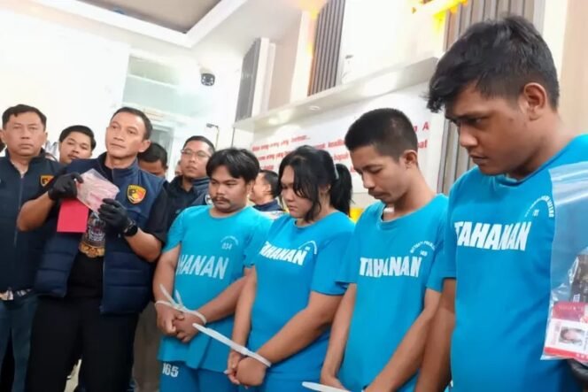 
					Empat wartawan gadungan yang melakukan pemerasan ke sejumlah orang ditangkap Polda Jateng