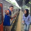 Penumpang KA diarahkan untuk masuk ke Kereta