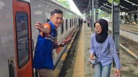 Penumpang KA diarahkan untuk masuk ke Kereta