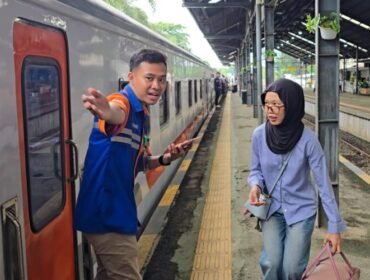 Penumpang KA diarahkan untuk masuk ke Kereta