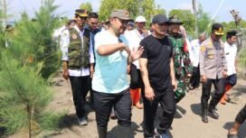 Gubenur Jawa Tengah, Ahmad Luthfi mengecek langsung kondisi tanggul Kandang Jangkrik yang jebol di Pantai Kramatsari, Desa Blendung, Kecamatan Ulujami Kabupaten Pemalang