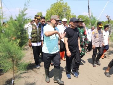 Gubenur Jawa Tengah, Ahmad Luthfi mengecek langsung kondisi tanggul Kandang Jangkrik yang jebol di Pantai Kramatsari, Desa Blendung, Kecamatan Ulujami Kabupaten Pemalang