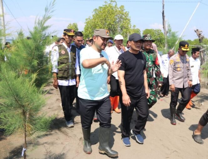 
					Gubenur Jawa Tengah, Ahmad Luthfi mengecek langsung kondisi tanggul Kandang Jangkrik yang jebol di Pantai Kramatsari, Desa Blendung, Kecamatan Ulujami Kabupaten Pemalang