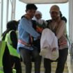 Wujud Nyata Haji Ramah Lansia, Petugas Lansia PPIH Embarkasi Solo Bopong Jemaah