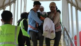 Wujud Nyata Haji Ramah Lansia, Petugas Lansia PPIH Embarkasi Solo Bopong Jemaah