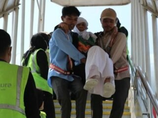 Wujud Nyata Haji Ramah Lansia, Petugas Lansia PPIH Embarkasi Solo Bopong Jemaah 
