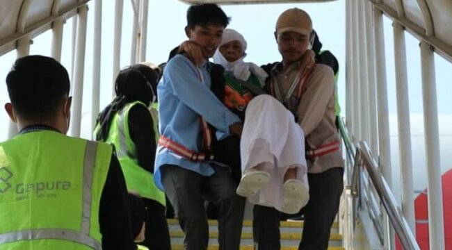 Wujud Nyata Haji Ramah Lansia, Petugas Lansia PPIH Embarkasi Solo Bopong Jemaah 
