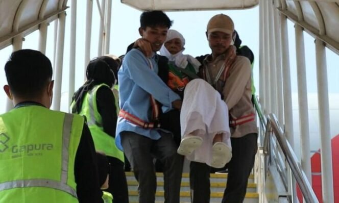 
					Wujud Nyata Haji Ramah Lansia, Petugas Lansia PPIH Embarkasi Solo Bopong Jemaah 

