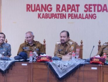 Pemerintah Kabupaten (Pemkab) Pemalang dengan Pemerintah Provinsi Jawa Tengah melakukan kerjasama yang dibahas dalam Rapat Koordinasi Tindak Lanjut Penanganan Banjir Rob di Kabupaten Pemalang di Ruang Rapat Setda Pemalang (Ruang Pojok), Selasa (3/6/2025)