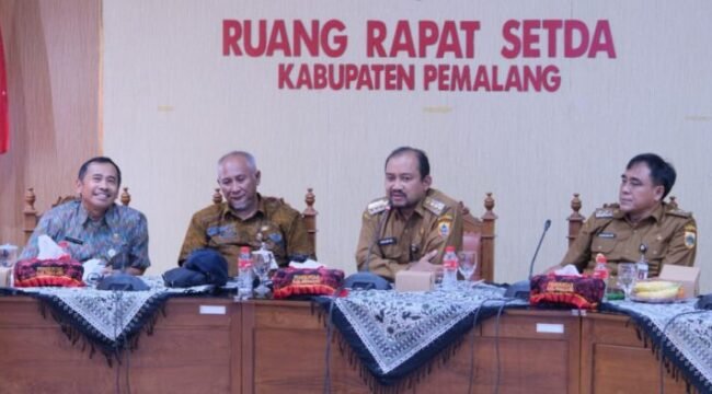 Pemerintah Kabupaten (Pemkab) Pemalang dengan Pemerintah Provinsi Jawa Tengah melakukan kerjasama yang dibahas dalam Rapat Koordinasi Tindak Lanjut Penanganan Banjir Rob di Kabupaten Pemalang di Ruang Rapat Setda Pemalang (Ruang Pojok), Selasa (3/6/2025)