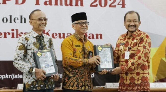 Serah terima Laporan Hasil Pemeriksaan (LHP) atas Laporan Keuangan Pemerintah Daerah (LKPD) Tahun 2024 dihadiri Bupati Pemalang Anom Widiyantoro di Ruang Auditorium Lantai 3 BPK Perwakilan Provinsi Jawa Tengah, pada Kamis (5/6/2025).