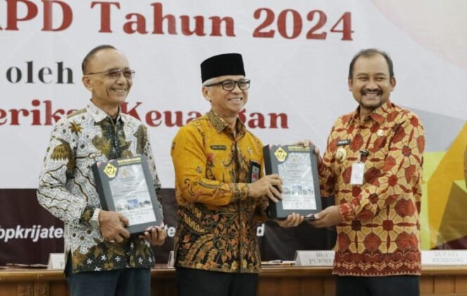 
					Serah terima Laporan Hasil Pemeriksaan (LHP) atas Laporan Keuangan Pemerintah Daerah (LKPD) Tahun 2024 dihadiri Bupati Pemalang Anom Widiyantoro di Ruang Auditorium Lantai 3 BPK Perwakilan Provinsi Jawa Tengah, pada Kamis (5/6/2025).