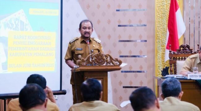 Bupati Anom Widiyantoro menggelar Rapat Koordinasi Penyelenggaraan Pemerintahan Daerah Kabupaten Pemalang Bulan Juni Tahun 2025 di Gedung Sasana Bhakti Praja, Selasa (10/6/2025).