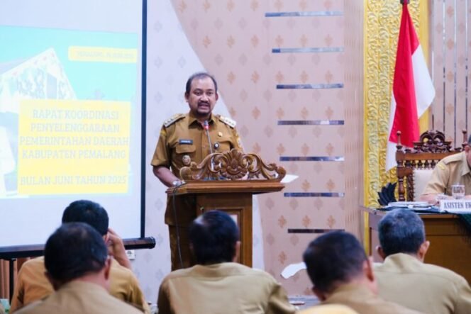 
					Bupati Anom Widiyantoro menggelar Rapat Koordinasi Penyelenggaraan Pemerintahan Daerah Kabupaten Pemalang Bulan Juni Tahun 2025 di Gedung Sasana Bhakti Praja, Selasa (10/6/2025).