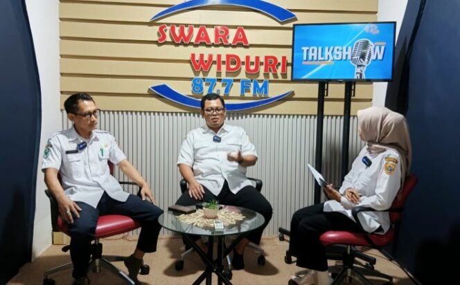 
					Dialog kesehatan di LPPL Radio Swara Widuri (RSW) 87,7 FM dengan tema Cek Kesehatan Gratis (CKG), Rabu (11/6/2025).