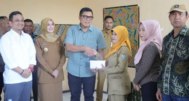 
					Mohammad Saleh Salurkan Bantuan ke Warga Terdampak Jebolnya Tanggul Sungai Bremi Pekalongan