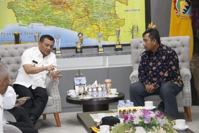 
					Gubernur Jateng, Ahmad Luthfi saat menerima audiensi dari Yayasan Kelola Lingkungan Pesisir Nusantara di kantornya, Rabu, 4 Juni 2025.