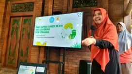 Anggota DPRD Kita Semarang, Dini Inayati saat memperkenalkan rombongan RW 21 Kelurahan Sendangmulyo kepada Pengelola Bank Sampah Sumber Rezeki