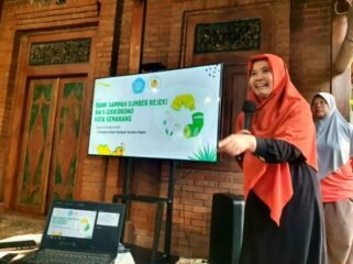 Anggota DPRD Kita Semarang, Dini Inayati saat memperkenalkan rombongan RW 21 Kelurahan Sendangmulyo kepada Pengelola Bank Sampah Sumber Rezeki