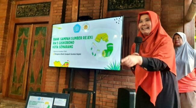 Anggota DPRD Kita Semarang, Dini Inayati saat memperkenalkan rombongan RW 21 Kelurahan Sendangmulyo kepada Pengelola Bank Sampah Sumber Rezeki