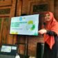 Anggota DPRD Kita Semarang, Dini Inayati saat memperkenalkan rombongan RW 21 Kelurahan Sendangmulyo kepada Pengelola Bank Sampah Sumber Rezeki