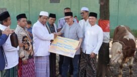 Direktur Utama Perumda Air Minum Tirta Mulia Kabupaten Pemalang, H. Slamet Efendi,SE,MM saat menyalurkan hewan kurban ke panitian kurban di masjid Agung Randudongkal