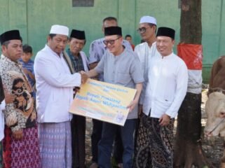 Direktur Utama Perumda Air Minum Tirta Mulia Kabupaten Pemalang, H. Slamet Efendi,SE,MM saat menyalurkan hewan kurban ke panitian kurban di masjid Agung Randudongkal