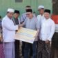 Direktur Utama Perumda Air Minum Tirta Mulia Kabupaten Pemalang, H. Slamet Efendi,SE,MM saat menyalurkan hewan kurban ke panitian kurban di masjid Agung Randudongkal