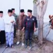 Bupati Pemalang Anom Widiyantoro bersama Forkopimda dan disertai kepala perangkat daerah, berkesempatan menyalurkan hewan kurban Presiden Prabowo berupa satu ekor sapi kepada masyarakat melalui Masjid Nurul Kalam.
