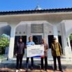 Pemimpin Cabang BRI Pemalang, David A. Saxono memberikan bantuan secara simbolis kepada takmir Musholla Baitul Hidayah Desa Temuireng Petarukan