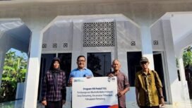 Pemimpin Cabang BRI Pemalang, David A. Saxono memberikan bantuan secara simbolis kepada takmir Musholla Baitul Hidayah Desa Temuireng Petarukan