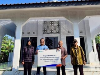 Pemimpin Cabang BRI Pemalang, David A. Saxono memberikan bantuan secara simbolis kepada takmir Musholla Baitul Hidayah Desa Temuireng Petarukan 