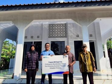 Pemimpin Cabang BRI Pemalang, David A. Saxono memberikan bantuan secara simbolis kepada takmir Musholla Baitul Hidayah Desa Temuireng Petarukan 