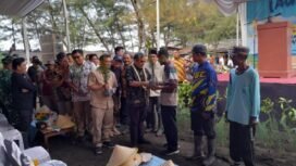 Penyerahan bibit pohon mangrove kepada warga di Pantai kertosari Ulujami Pemalang