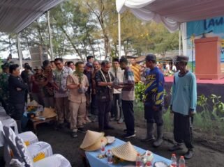 Penyerahan bibit pohon mangrove kepada warga  di Pantai kertosari Ulujami Pemalang