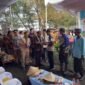 Penyerahan bibit pohon mangrove kepada warga di Pantai kertosari Ulujami Pemalang