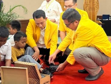 DPD Golkar Jateng Bagikan 1.000 Pasang Sepatu untuk Anak-anak Sekolah