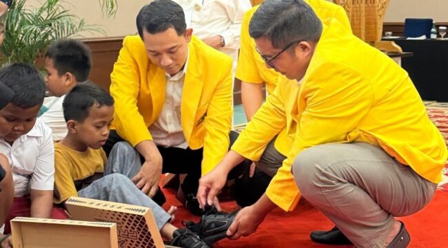 DPD Golkar Jateng Bagikan 1.000 Pasang Sepatu untuk Anak-anak Sekolah