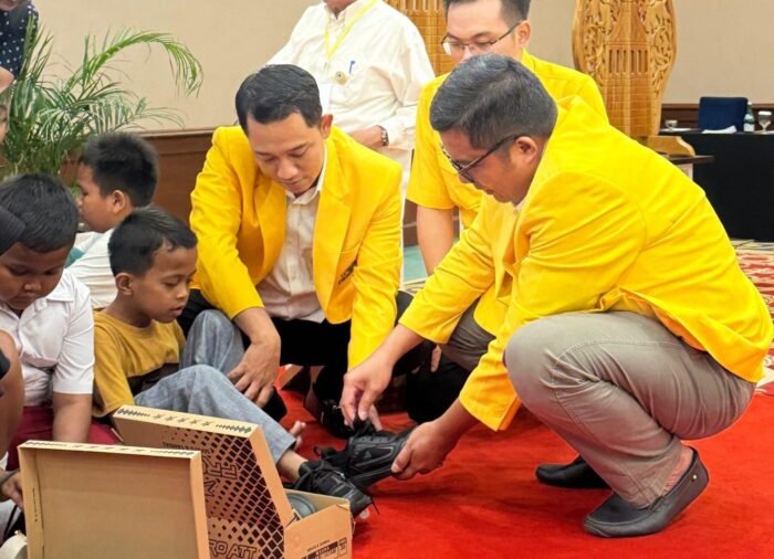 DPD Golkar Jateng Bagikan 1.000 Pasang Sepatu untuk Anak-anak Sekolah