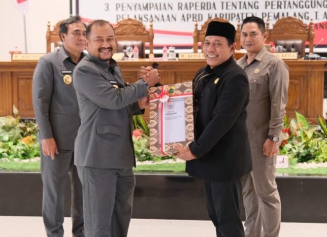 
					(DPRD) Kabupaten Pemalang menyetujui dua Rancangan Peraturan Daerah (Raperda) dan penandatanganan Nota Kesepakatan Kebijakan Umum Anggaran