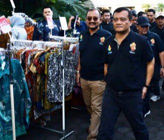 Bupati Pemalang Anom Widiyantoro beserta Ketua TP. PKK Kabupaten Pemalang, dr. Noor Faizah Maenofie hadir dalam acara pembukaan Soloraya Great Sale (SGS) 2025