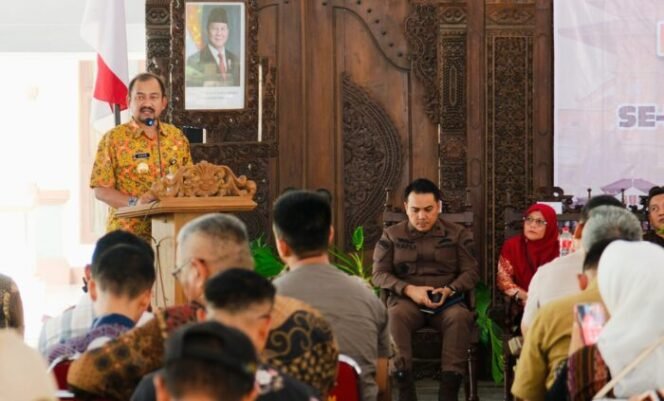 
					Bupati Pemalang Anom Widiyantoro menegaskan beberapa poin penting dalam Rapat Koordinasi Kepala Desa (Rakordes) yang diikuti oleh 171 Kepala Desa se Kabupaten Pemalang di Pendopo Kabupaten, pada Kamis (24/7/2025)