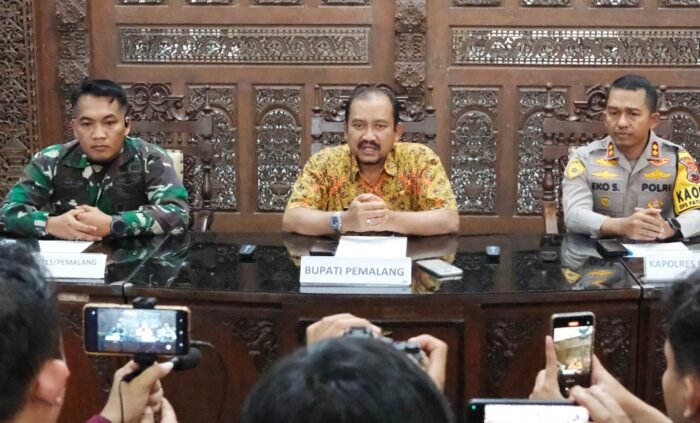 Bupati Anom Widiyantoro dalam keterangan pers kepada awak media di Pendopo Pemalang, pada Kamis (24/7/ 2025)