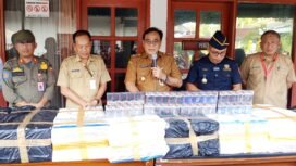 Wakil Bupati Pemalang Nurkholes saat Pers Conference didampingi Sekda Heriyanto, Kepala Satpol PP Ahmad Hidayat dan Kepala Seksi Kepatuhan Internal dan Penyuluhan pada Bea Cukai Tegal Yusup Mahrizal di halaman Kantor Satpol PP Pemalang, Selasa (29/7/2025).