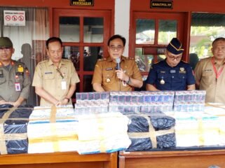Wakil Bupati Pemalang Nurkholes saat Pers Conference didampingi Sekda Heriyanto, Kepala Satpol PP Ahmad Hidayat dan Kepala Seksi Kepatuhan Internal dan Penyuluhan pada Bea Cukai Tegal Yusup Mahrizal di halaman Kantor Satpol PP Pemalang, Selasa (29/7/2025).