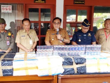 Wakil Bupati Pemalang Nurkholes saat Pers Conference didampingi Sekda Heriyanto, Kepala Satpol PP Ahmad Hidayat dan Kepala Seksi Kepatuhan Internal dan Penyuluhan pada Bea Cukai Tegal Yusup Mahrizal di halaman Kantor Satpol PP Pemalang, Selasa (29/7/2025).
