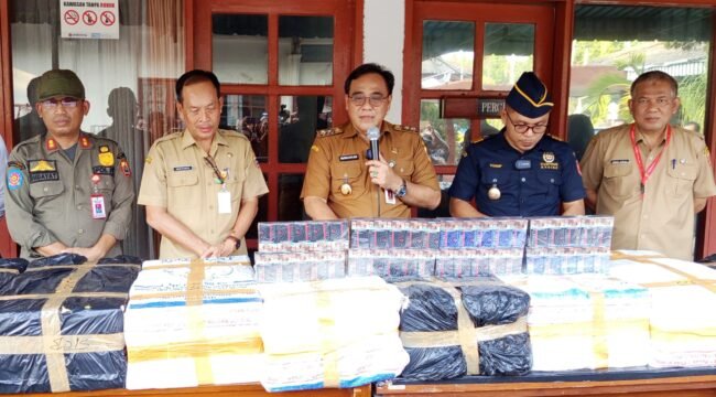 Wakil Bupati Pemalang Nurkholes saat Pers Conference didampingi Sekda Heriyanto, Kepala Satpol PP Ahmad Hidayat dan Kepala Seksi Kepatuhan Internal dan Penyuluhan pada Bea Cukai Tegal Yusup Mahrizal di halaman Kantor Satpol PP Pemalang, Selasa (29/7/2025).