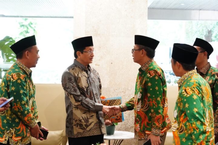 Menteri Agama (Menag) RI Nasaruddin Umar menerima kunjungan Ketua Umum Forum Komunikasi Diniyah Takmiliyah (FKDT) Lukman Hakim dan jajaran pengurus di Masjid Istiqlal, Jakarta, pada Senin (30/6/2025).