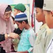 Ketua PIMAJT Hj Nur Kusuma Dewi Noor Achmad saat menyerahkan santunan kepada anak yatim